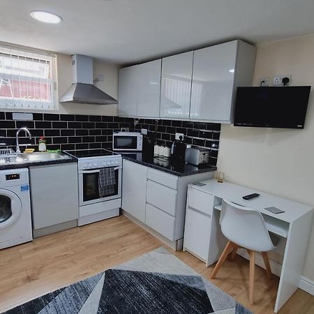 Lovely Studio-Flat With Free Parking, Free Wifi. 리즈 외부 사진